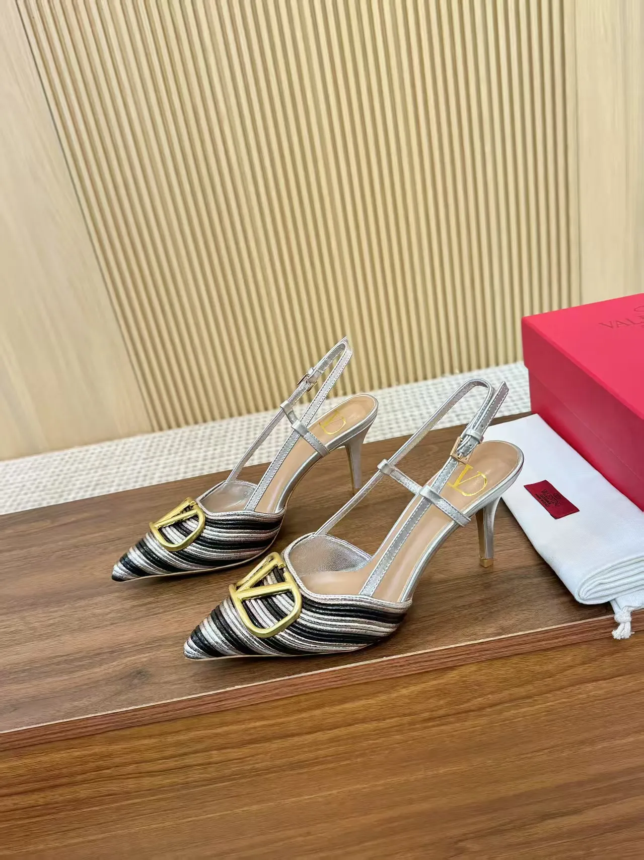 👟👟Ex-factory price 440👟👟 Genuine leather sole +40 Top version 𝑉𝐴𝐿𝐸𝑁𝑇𝐼𝑁𝑂 Valentino new spring and summer women's back hollow sandals. The unique [unique V family hand-woven design] brings out a full sense of high-end, and the new season will live up to expectations! Worth buying★Absolutely high-grade❥Original method, Absolutely sensual❥Elegant style, creating a different feeling, simple and elegant style!  Code number: 35-41 (34-42 customized, non-returnable) Lining: Sheepskin lining Heel height: 7.5 cm Leather outsole Rubber outsole